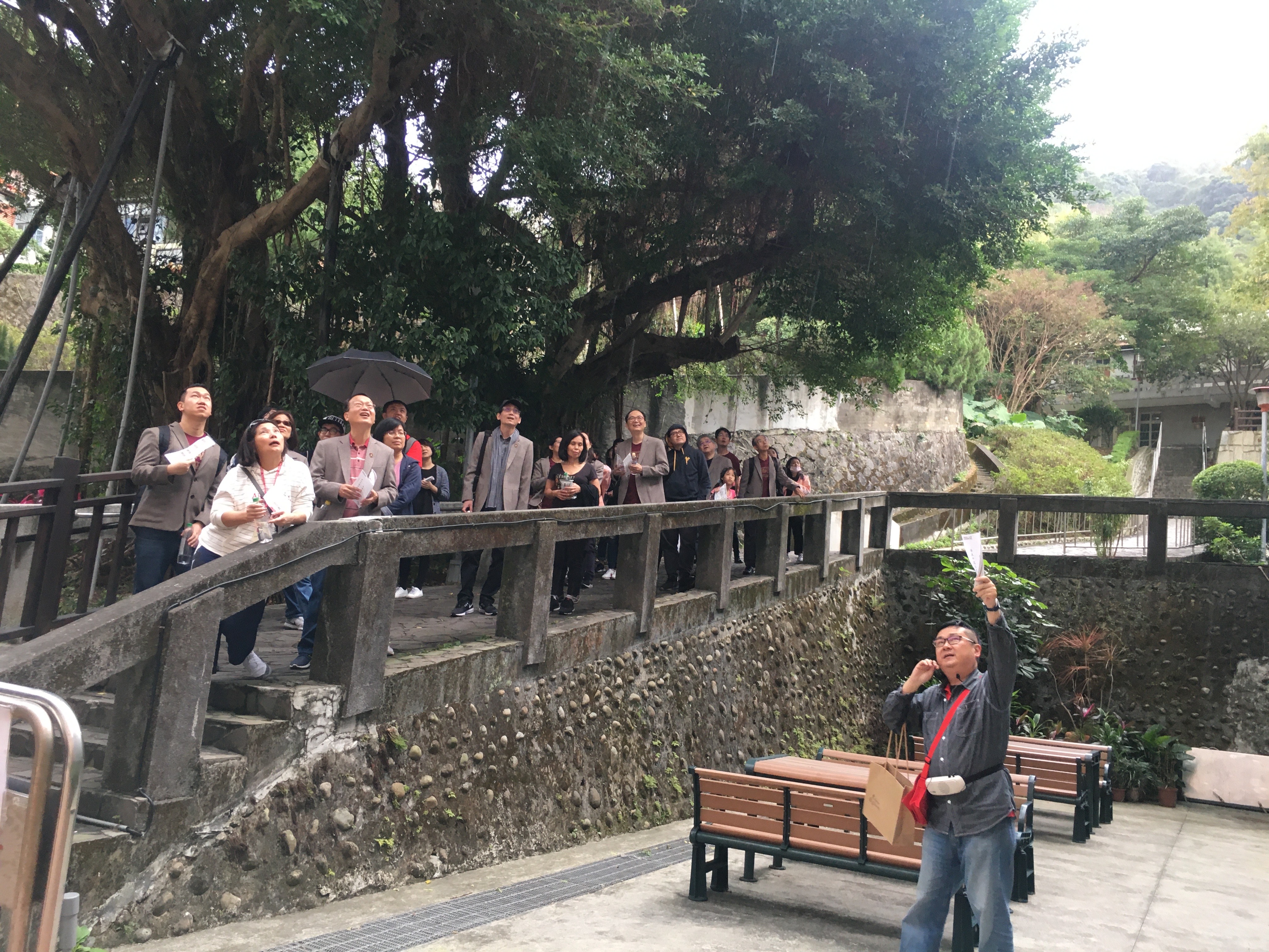 招生組黃先生協助系友健行活動中校園各處導覽