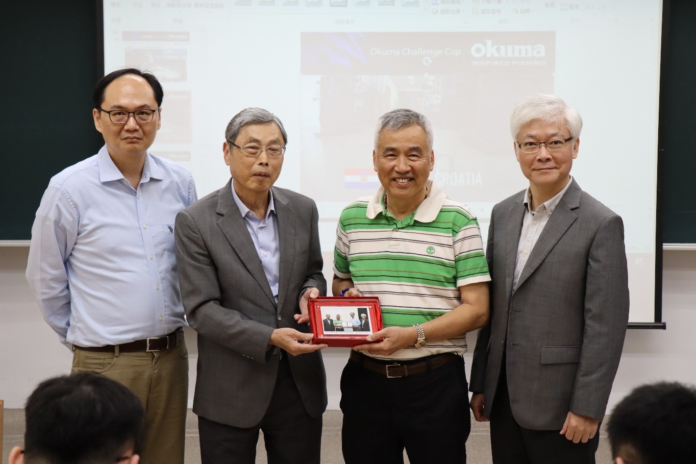 (左起)王昱凱主任、高孔廉講座教授、寶熊漁具股份有限公司張良任董事長、阮金祥教授合影,由高講座教授致贈紀念品。