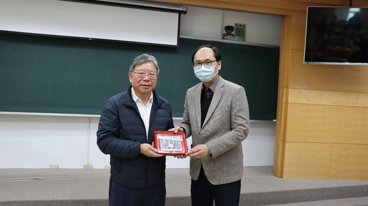 臻鼎科技集團沈慶芳董事長、王昱凱主任合影,由王主任致贈紀念品