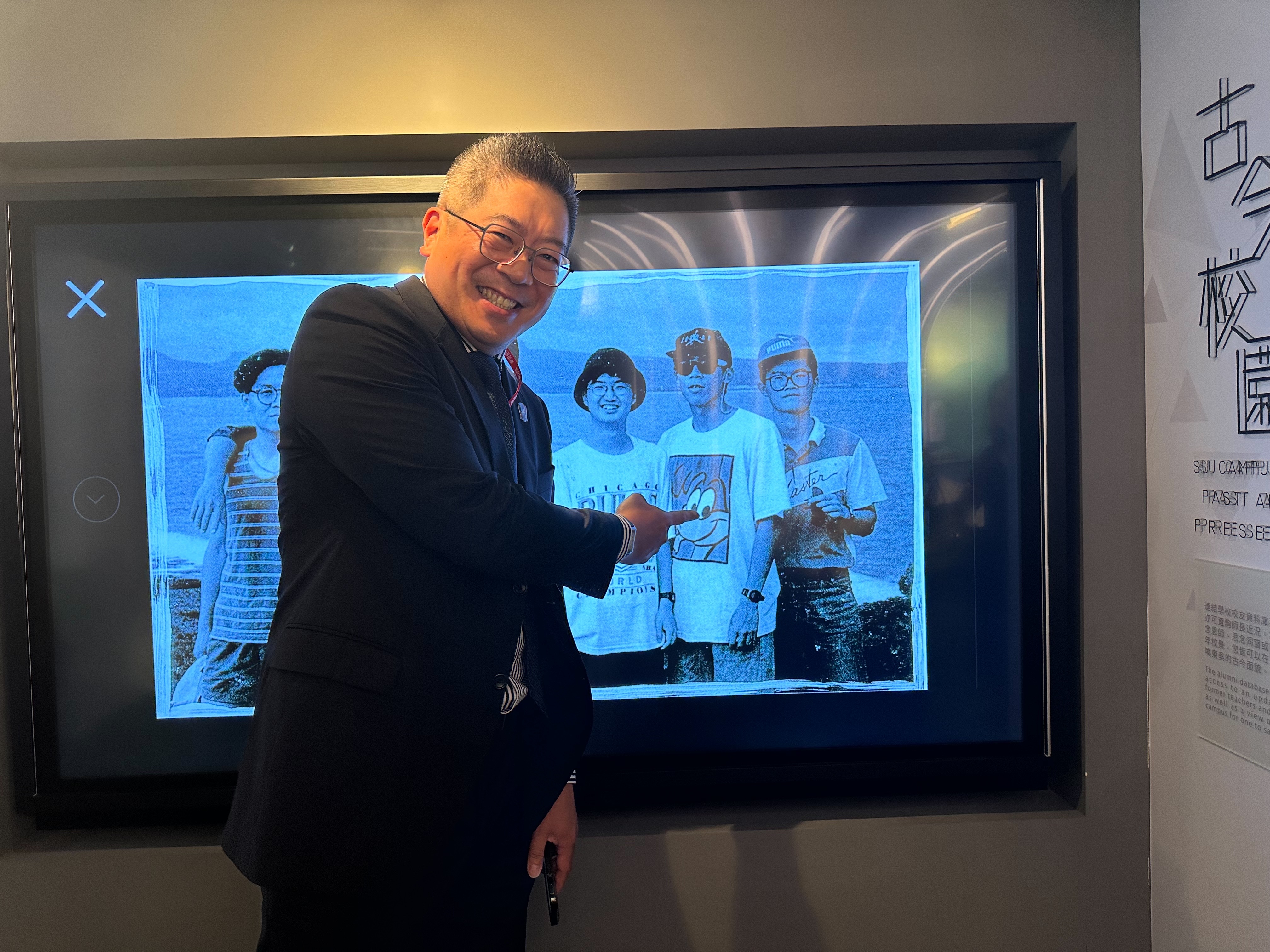 東吳企管文教基金會王以倫董事長與昔日舊照合影留念