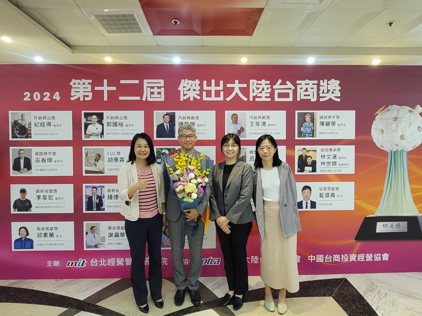 ▼圖3:李韋宏學長(左2)與企管系陳麗宇主任(左1)、企管系吳欣蓓老師(右2)及企管系蔡宜均老師(右1)合影留念。