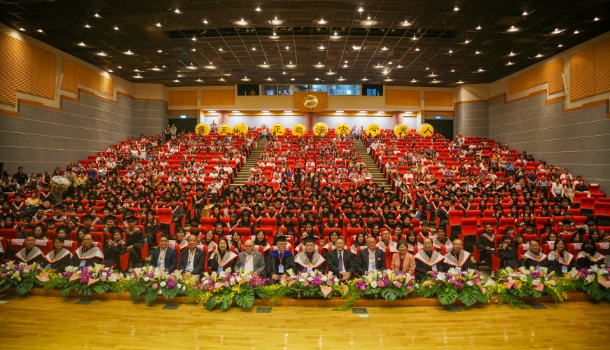 圖八:企管系畢業祝福典禮全體師生及家長大合照