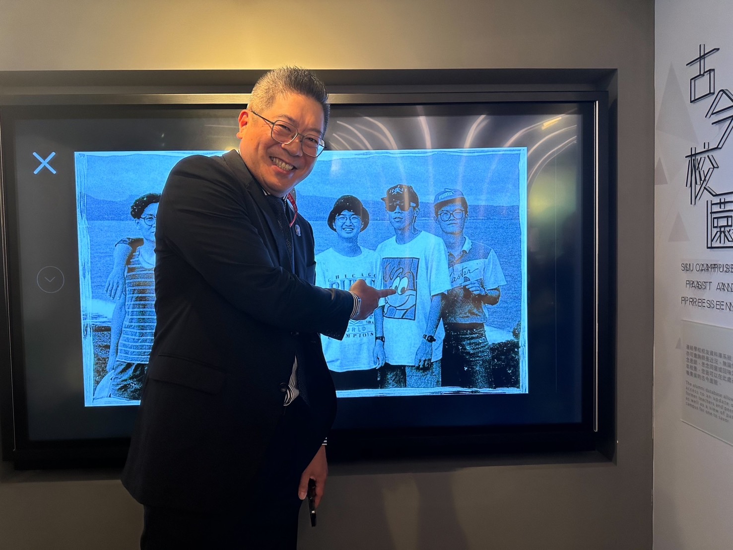 東吳企管文教基金會王以倫董事長與昔日舊照合影留念