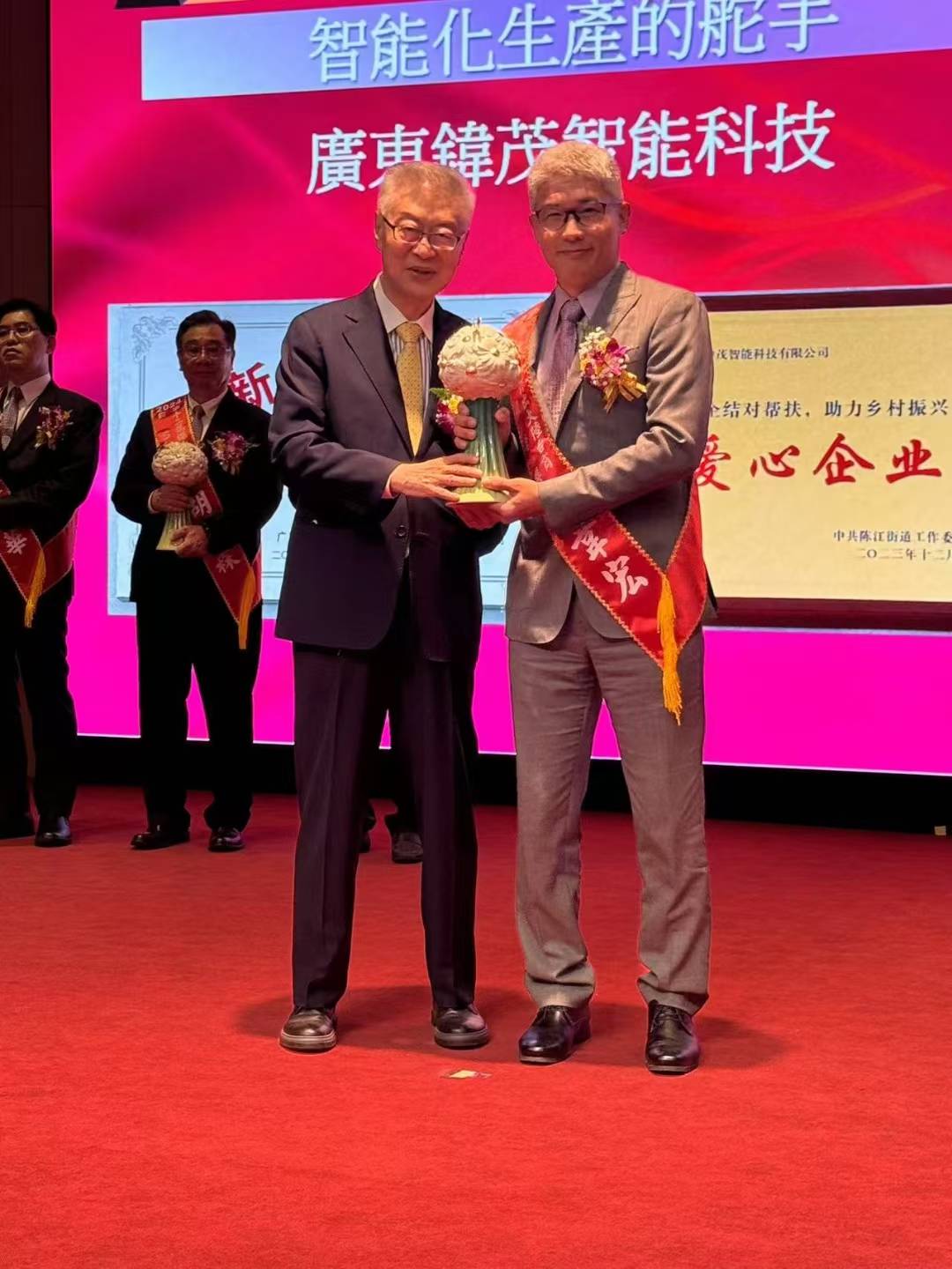 圖1：東吳企管系86級李韋宏學長榮獲第十二屆傑出大陸台商「創新經營獎」，由前行政院院長陳冲先生親自授獎。