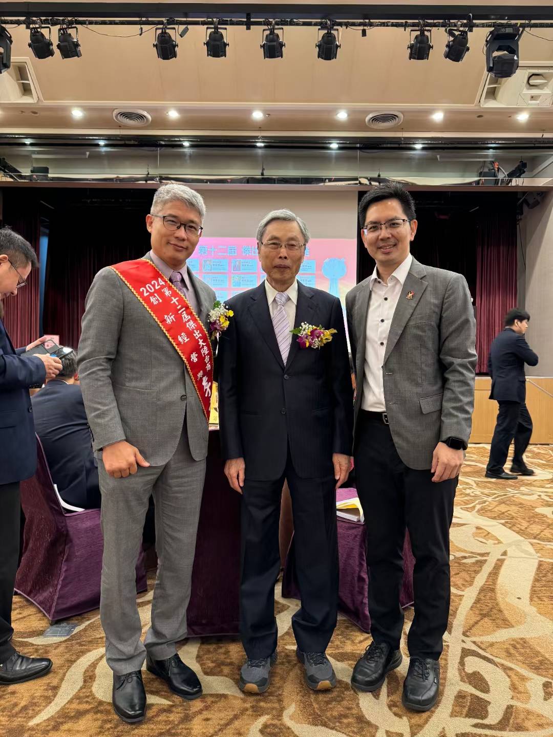 圖2：李韋宏學長(左)與企管系高孔廉講座教授(中)及胡凱傑研發長(右)合影留念。