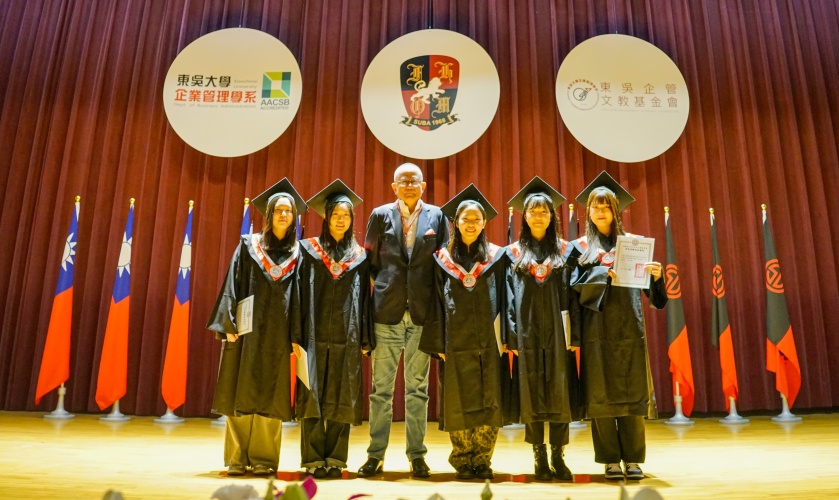 圖六：王祿誾董事長頒發學系服務優良獎
