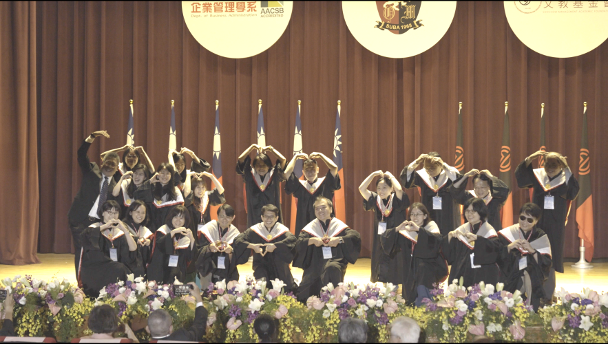 圖一：企管系師長舞蹈表演
