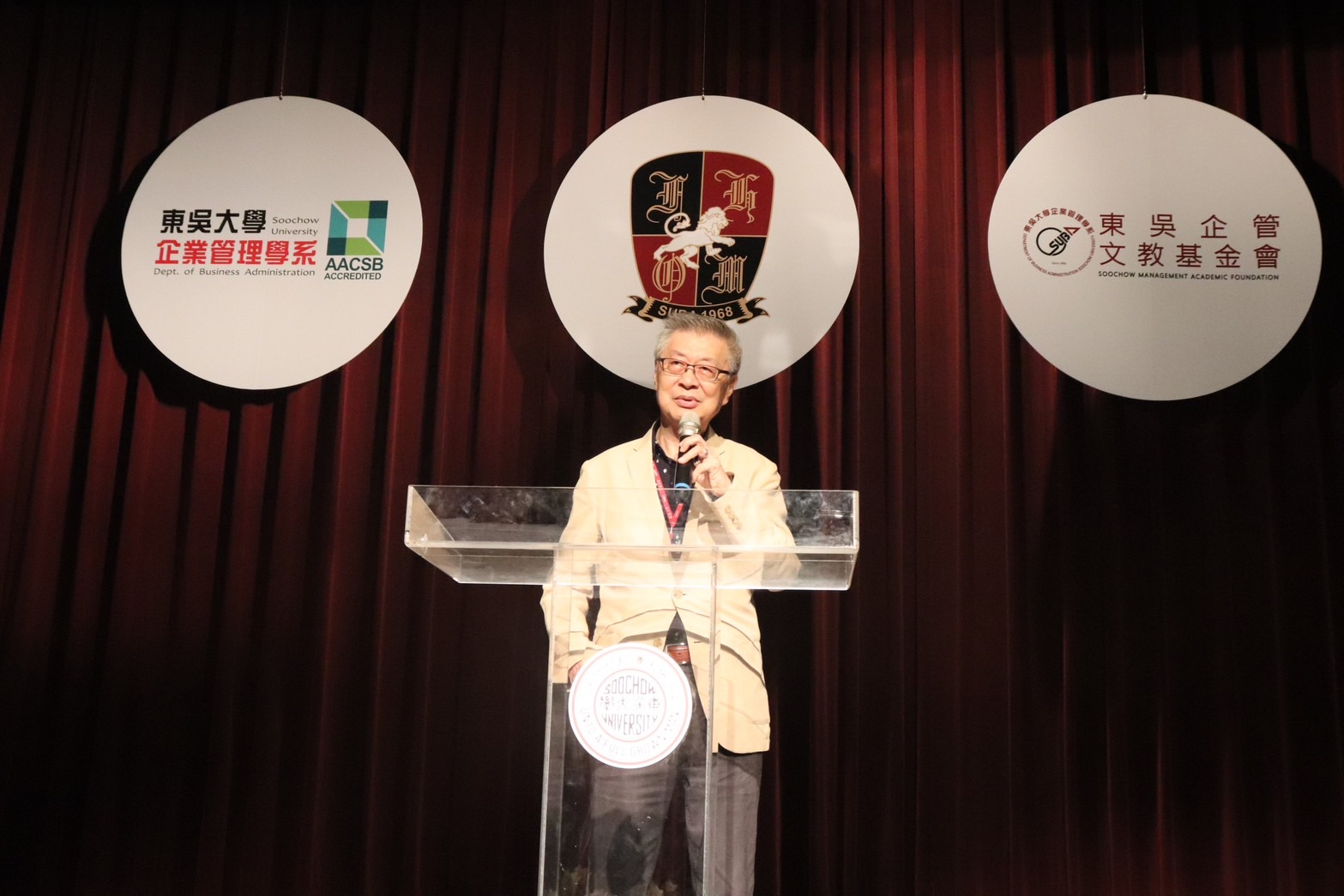 陳冲講座教授為企管系畢業生演講
