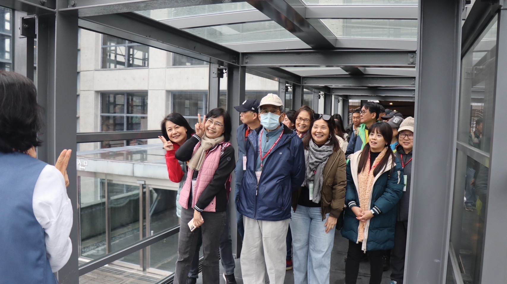 老師及系友認真聆聽陶瓷博物館導覽人員解說