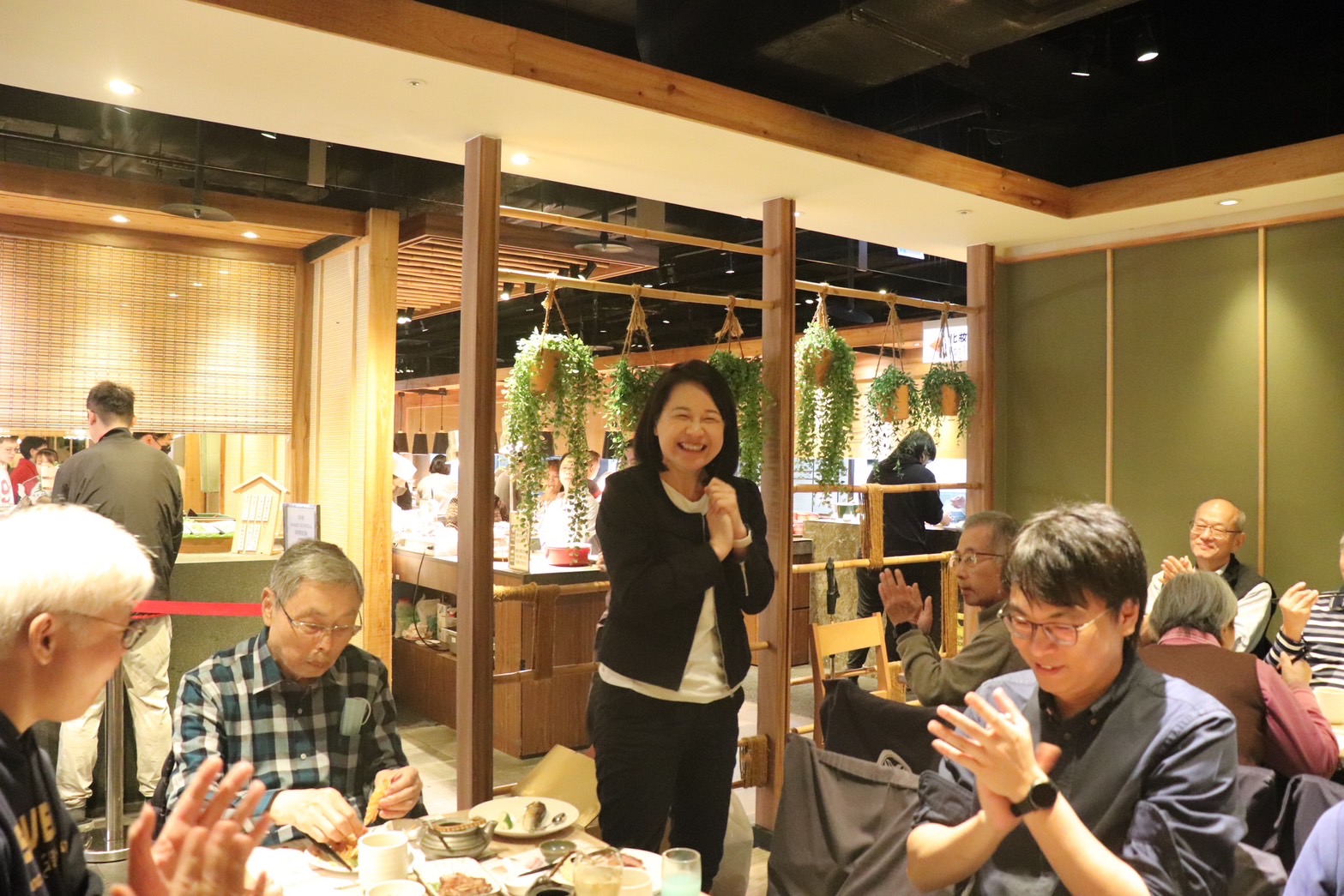陳麗宇主任表示66A同學的深厚感情，足堪企管系榮譽班級