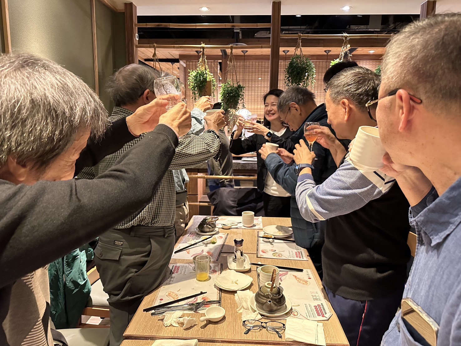 席間師長及學長姊開心舉杯致意