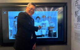 東吳企管文教基金會王以倫董事長與昔日舊照合影留念