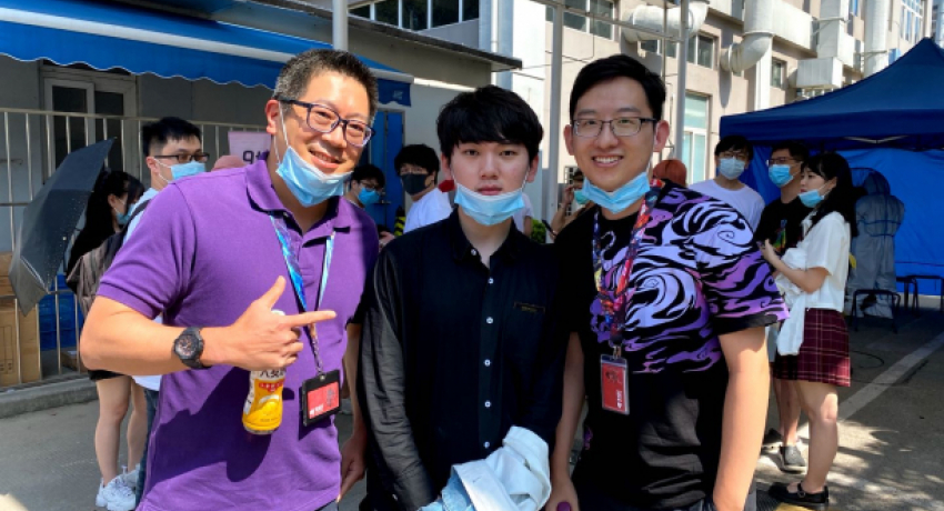 王以倫學長(左一)於英雄聯盟職業聯賽中與年僅19歲,年薪卻超過兩千萬人民幣的中國賽區最強選手之一JackyLove(中)合影。